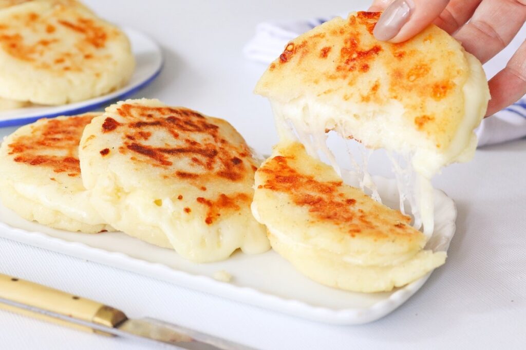 arepas-colombianas-con-queso-partidas
